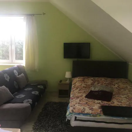 Lesny Dworek Homestay *